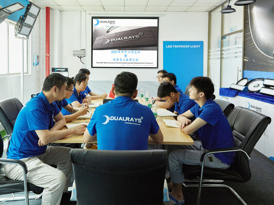 D4 Lampu tahan kelembaban LED 160LPW dengan Siap 4 Darurat 4W@3HRS Plug and Play Mudah untuk pemeliharaan Cocok untuk Garasi Parkir dan pencahayaan