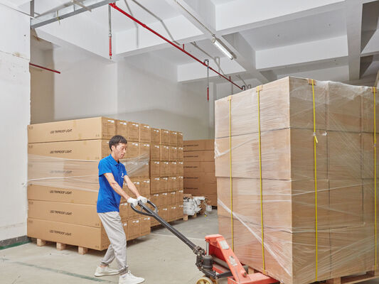 D4 LED Lampu tahan kelembaban dengan Hingga 160 LPW DIP Power/3CCT/3-Phase Changing 1SKU=12SKU Ramah untuk solusi ideal untuk banyak aplikasi seperti tempat parkir garasi, pabrik